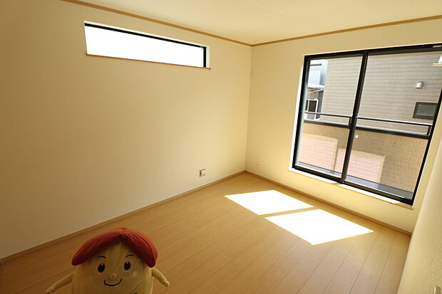 【☆Room☆】☆Room☆
バルコニーに面したお部屋は、通風・採光共に良好な上、解放感タップリ♪
明るいお部屋は住まう人の心も明るくしてくれますね☆