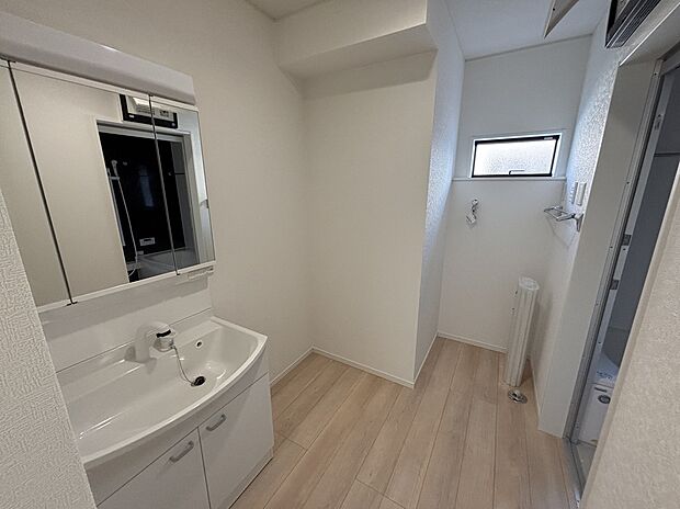 【☆Powder Room☆ 】☆Powder Room☆
十分な大きさの洗面台は収納もさる事ながら、身だしなみチェックや歯磨きなど、朝の慌ただしい時間でもホテルライクなスペースで余裕とゆとりを感じて頂けます。