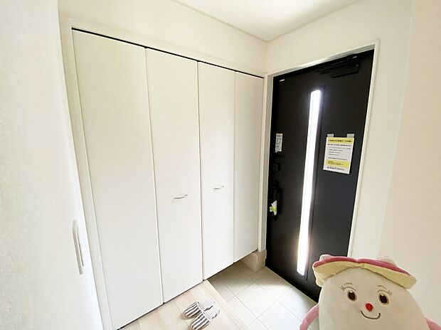 【☆Entrance☆ 】☆Entrance☆
お家に出会う人々を迎える玄関だからこそ、広々清潔感あふれる空間であって欲しいですよね♪「ただいま」、「こんにちは」、「風の音」が心地よいBGMになることでしょう♪