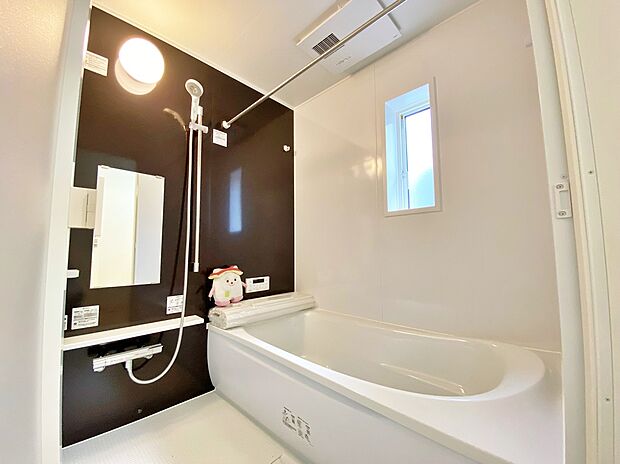 【☆System　Bath☆ 】☆System　Bath☆
『一日の疲れを落としてくれる場所は、一番落ち着く場所でなければならない』高級感溢れるカラーと大きさ・柔らかな曲線で構成された半身浴も楽しめるバスタブの心地よさを是非！！