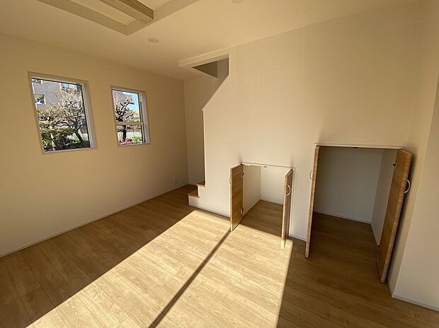 【リビング以外の居室】各部屋を最大限に広く使って頂ける様、全居住スペースに収納付。プライベートルームはゆったりと快適に。