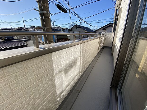 【バルコニー】太陽に愛された邸は、陽当り・通風に優れた魅力的かつ快適さを追求した邸宅でした。ここに住むからこそ意味がある。そんな特別感に浸りながら、毎日をお過ごし頂けるお家がこちらです♪