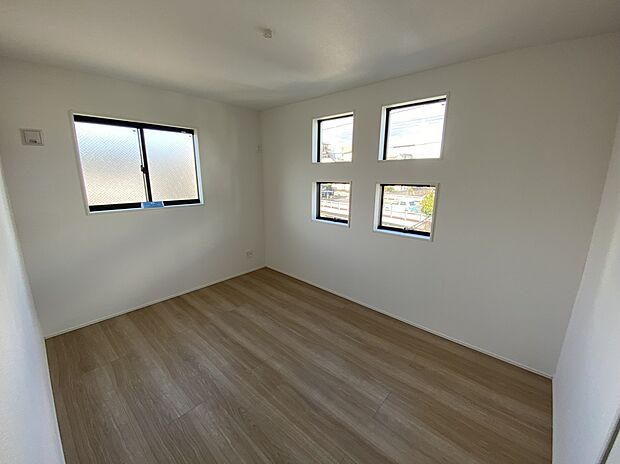 【☆Room☆ 】☆Room☆
バルコニーに面したお部屋は、通風・採光共に良好な上、解放感タップリ♪
明るいお部屋は住まう人の心も明るくしてくれますね☆