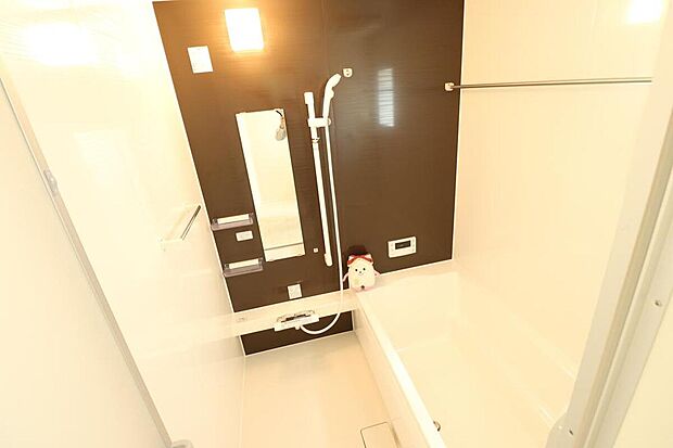 【浴室】「頑張った今日一日の疲れを癒すには、ゆっくり寛げる浴室が良いなぁ。」そんなお声にピッタリな、こちらの浴室♪ゆったりお湯に浸かれる浴槽は半身浴も可能です！