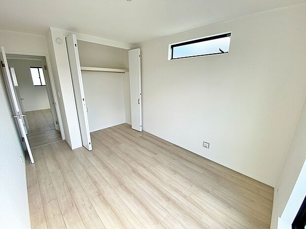 【☆Room☆ 】☆Room☆
居室に完備の収納は、お部屋を広々使うことが出来る優れもの！大切な思い出の品や、「今は使わない」季節ものを大切に保管♪スッキリ綺麗なお部屋で、趣味の時間も更に充実♪