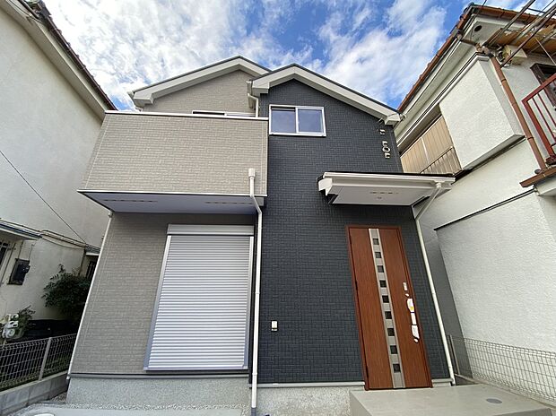 【現地外観写真】☆住まい購入では、広さやプランなどさまざまな希望や条件があるもの。そのなかで、お子さまが健やかに成長できる家かどうかも重視したいところですよね♪