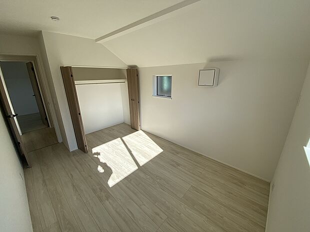 【リビング以外の居室】居室にはクローゼットを完備し、自由度の高い家具の配置が叶うシンプルな空間です。お子様の成長と共に必要になる子供部屋にぴったりの間取りですね。