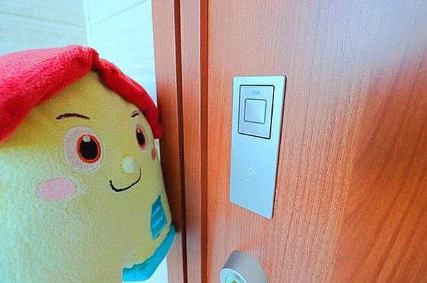 【カードキー】カードをかざすことで開錠します。従来の鍵穴がないため、ピッキングをされる恐れが少ないこと、また、鍵の複製が難しいことが特徴です。大事なお家をしっかり守ります!