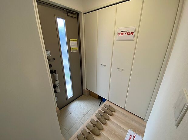 【☆Entrance☆ 】☆Entrance☆
お家に出会う人々を迎える玄関だからこそ、広々清潔感あふれる空間であって欲しいですよね♪「ただいま」、「こんにちは」、「風の音」が心地よいBGMになることでしょう♪