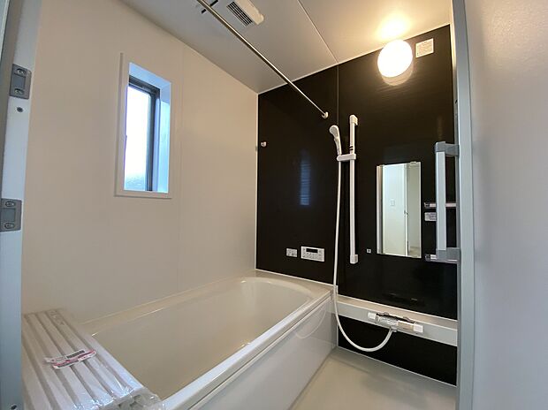 【☆System　Bath☆ 】☆System　Bath☆
『一日の疲れを落としてくれる場所は、一番落ち着く場所でなければならない』高級感溢れるカラーと大きさ・柔らかな曲線で構成された半身浴も楽しめるバスタブの心地よさを是非！！