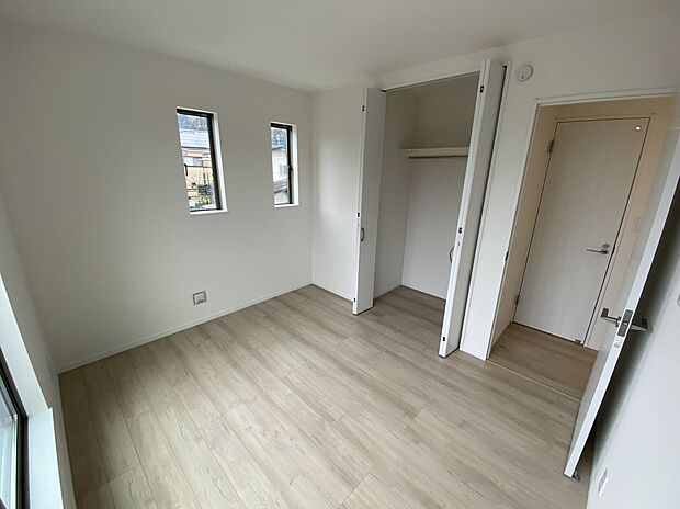 【☆Room☆】居室に完備の収納は、お部屋を広々使うことが出来る優れもの！大切な思い出の品や、「今は使わない」季節ものを大切に保管♪スッキリ綺麗なお部屋で、趣味の時間も更に充実♪