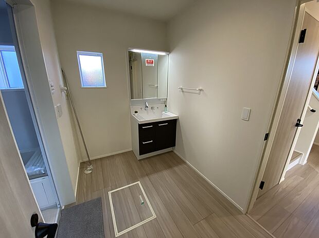 【☆Powder Room☆ 】☆Powder Room☆
十分な大きさの洗面台は収納もさる事ながら、身だしなみチェックや歯磨きなど、朝の慌ただしい時間でもホテルライクなスペースで余裕とゆとりを感じて頂けます。