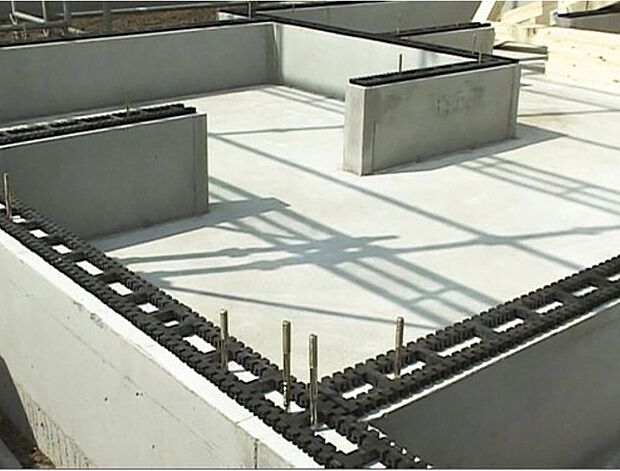 【防湿措置「基礎パッキン」】基礎と土台の間に基礎パッキン(20mm厚)を入れることにより分離させ、土台からの湿気を基礎へ浸透するのを防ぎます。また、床下換気が可能です。