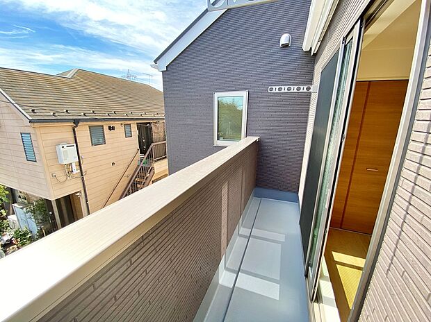 【現地外観写真】☆ひとたび扉を開けばそこに待っているのは上質な空間とマイホームでの新生活をイメージさせる優雅なひととき。「この家なら…」ではなく「ここに住みたい♪」と思う感動をお届けいたします。