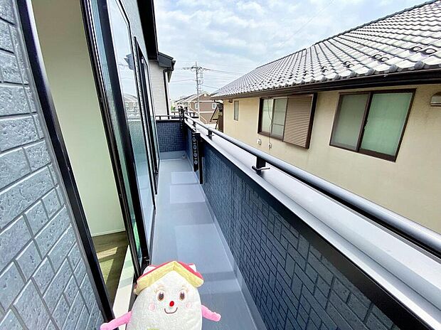 【バルコニー】太陽に愛された邸は、陽当り・通風に優れた魅力的かつ快適さを追求した邸宅でした。ここに住むからこそ意味がある。そんな特別感に浸りながら、毎日をお過ごし頂けるお家がこちらです♪