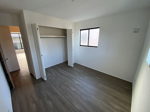 【リビング以外の居室】各部屋を最大限に広く使って頂ける様、全居住スペースに収納付。プライベートルームはゆったりと快適に。