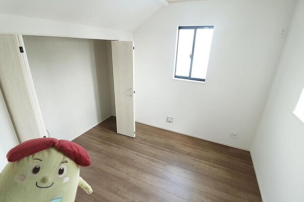 【リビング以外の居室】一人にひと部屋?収納?書斎?趣味部屋?あるいは客室?部屋数の多い間取りは、家族構成やライフステージの変化にも柔軟な対応を可能にし、家族の選択肢を広げます。