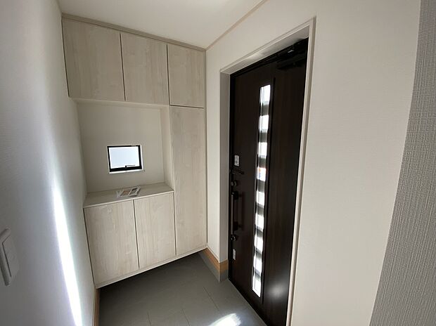 【リビング以外の居室】うららかな陽射しがどのお部屋にも降り注ぎますように、快適さを追求し尽くした間取り。得難い立地環境での生活を恵みの豊かな永住の地へと変えてくれることでしょう…