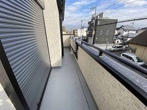 【☆Balcony☆ 】☆一戸建ての大きなメリットは、「自分の土地」を自由に使えること。好きなペットが飼えるほか、ガーデニングやDIY、車やバイクの手入れなど様々な趣味を楽しめます♪