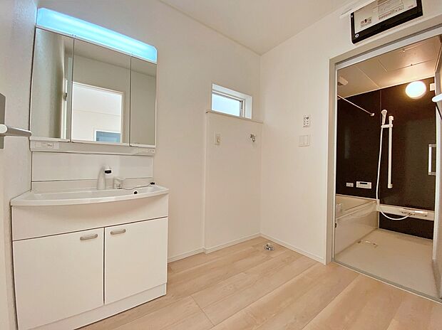 【☆Powder Room☆ 】☆Powder Room☆
収納スペースもバッチリなこちらの洗面化粧台。忙しい朝の時間にお役立ち！化粧品やヘアケア用品など細かな物もしっかり収納しておけるから「あれ？アレどこだっけ？」がなくなること間