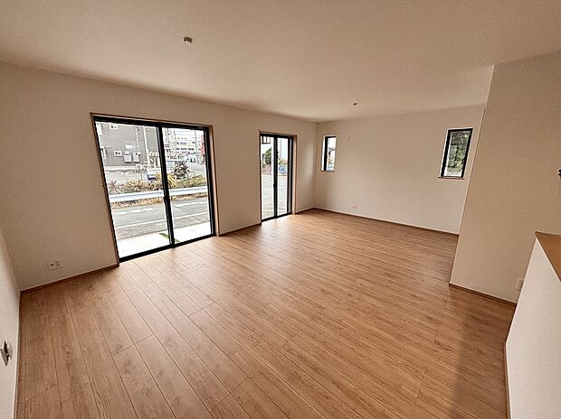 【☆Living Room☆ 】☆Living Room☆
窓から陽光が降り注ぐリビング・ダイニング・キッチン。家族が集うにふさわしい、ゆとりある空間です♪