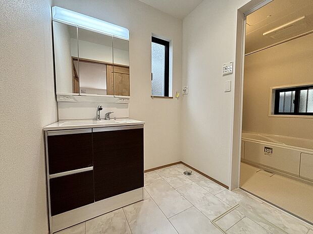 【☆Powder Room☆ 】☆Powder Room☆
収納スペースもバッチリなこちらの洗面化粧台。忙しい朝の時間にお役立ち!化粧品やヘアケア用品など細かな物もしっかり収納しておけるから「あれ?アレどこだっけ?」がなくなること間