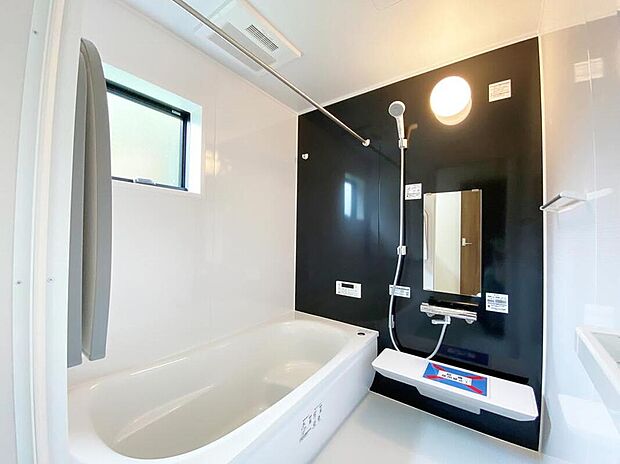 【浴室】半身浴も楽しめる一坪タイプの浴室は、防カビ仕様となっており、お掃除も楽々です。浴室乾燥機を完備し雨の日のお洗濯も安心です。