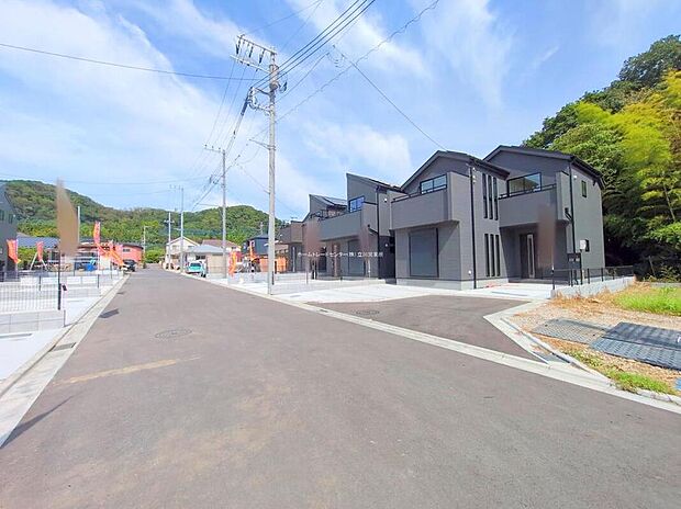 【前面道路含む現地写真】☆賃貸の更新時期が迫っている人。更新料を払うか、新しく賃貸を探して、敷金・礼金を払うか、悩ましいところ。いっそ購入してしまうのも手。家賃と同等程度の支払いで、自分の住まいを手に入れられます♪