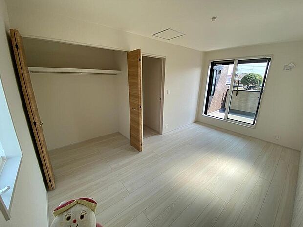 【リビング以外の居室】居室にはクローゼットを完備し、自由度の高い家具の配置が叶うシンプルな空間です。お子様の成長と共に必要になる子供部屋にぴったりの間取りですね。