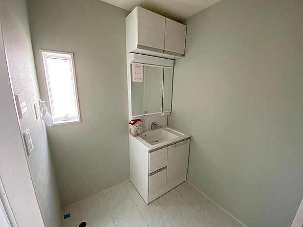 【洗面台・洗面所】三面鏡ならではの収納力、シャンプードレッサーならではの機能性、どちらも採用しております。汚れが落ちやすいすべり台ボウルは手入れもしやすく日々の生活を陰ながら支えてくれる仕様♪