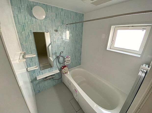 【浴室】半身浴も楽しめる一坪タイプの浴室は、防カビ仕様となっており、お掃除も楽々です。浴室乾燥機を完備し雨の日のお洗濯も安心です。