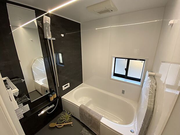 【浴室】『一日の疲れを落としてくれる場所は、一番落ち着く場所でなければならない』高級感溢れるカラーと大きさ・柔らかな曲線で構成された半身浴も楽しめるバスタブの心地よさを是非！！