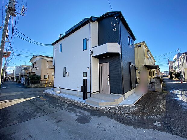 【現地外観写真】☆何万回もの『ただいま』を聞くことになるお家♪街に溶け合う美しい景観を生みだせるシンプルシックでおしゃれな外観と住み心地を考え貫いた設計！「ゆとりある落ち着いた暮らし」を叶えます♪