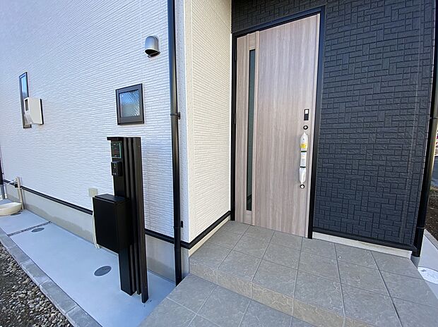 【玄関】お家に出会う人々を迎える玄関だからこそ、広々清潔感あふれる空間にしたいものです。採光・通風にも配慮された設計で毎日明るい空間をキープします♪