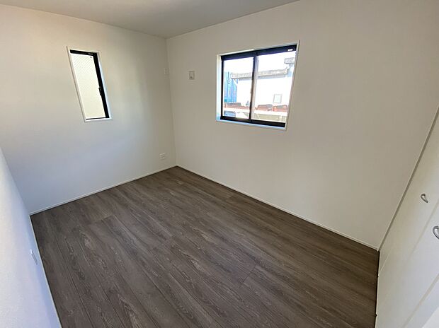 【リビング以外の居室】うららかな陽射しがどのお部屋にも降り注ぎますように、快適さを追求し尽くした間取り。得難い立地環境での生活を恵みの豊かな永住の地へと変えてくれることでしょう…