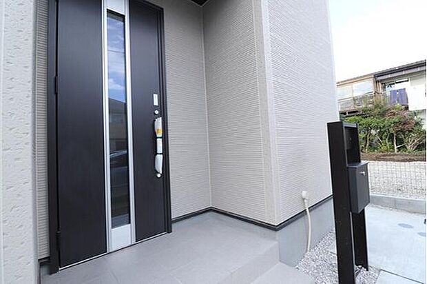 【玄関】☆賃貸の更新時期が迫っている人。更新料を払うか、新しく賃貸を探して、敷金・礼金を払うか、悩ましいところ。いっそ購入してしまうのも手。家賃と同等程度の支払いで、自分の住まいを手に入れられます♪