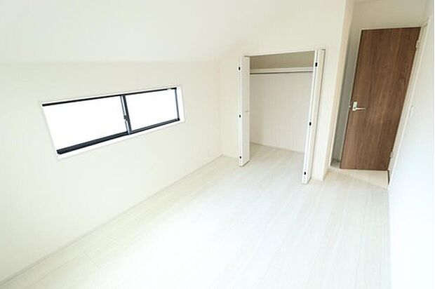 【リビング以外の居室】一人にひと部屋?収納?書斎?趣味部屋?あるいは客室?部屋数の多い間取りは、家族構成やライフステージの変化にも柔軟な対応を可能にし、家族の選択肢を広げます。