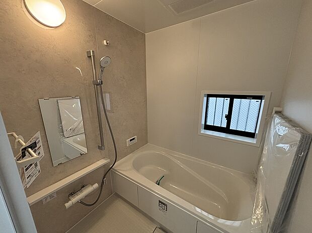 【☆System　Bath☆ 】☆System　Bath☆
半身浴も楽しめる一坪タイプの浴室は、防カビ仕様となっており、お掃除も楽々です。浴室乾燥機を完備し雨の日のお洗濯も安心です。