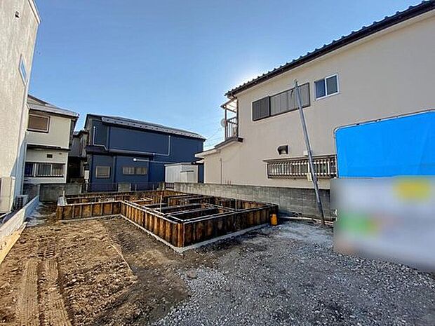【現地外観写真】☆何万回もの『ただいま』を聞くことになるお家♪街に溶け合う美しい景観を生みだせるシンプルシックでおしゃれな外観と住み心地を考え貫いた設計!「ゆとりある落ち着いた暮らし」を叶えます♪