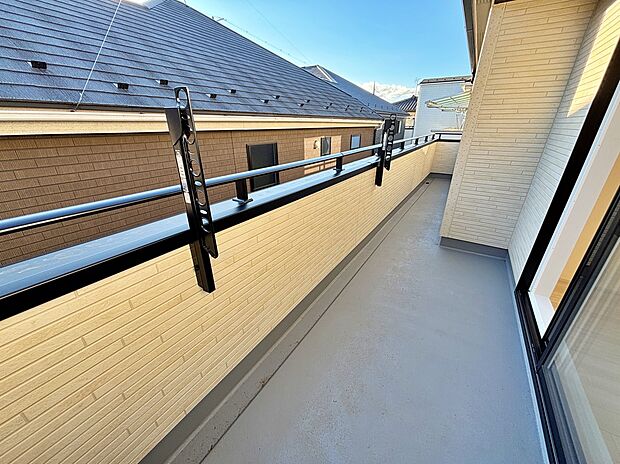 【バルコニー】一戸建ての大きなメリットは、「自分の土地」を自由に使えること。好きなペットが飼えるほか、ガーデニングやＤＩＹ、車やバイクの手入れなど様々な趣味を楽しめます♪