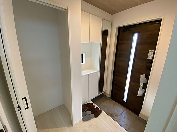 【☆Entrance☆ 】☆Entrance☆
お家に出会う人々を迎える玄関だからこそ、広々清潔感あふれる空間にしたいものです。採光・通風にも配慮された設計で毎日明るい空間をキープします♪