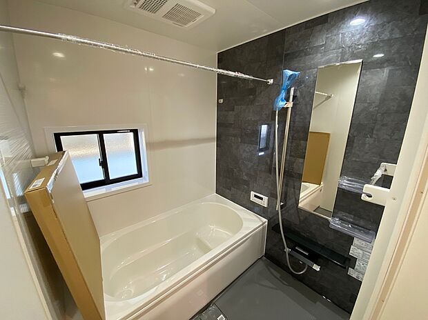 【☆System　Bath☆ 】☆System　Bath☆
『一日の疲れを落としてくれる場所は、一番落ち着く場所でなければならない』高級感溢れるカラーと大きさ・柔らかな曲線で構成された半身浴も楽しめるバスタブの心地よさを是非！！