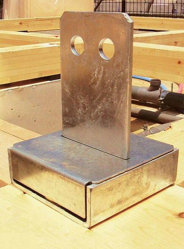 【オリジナル柱脚・柱頭固定金物「TロックII」】「TロックII」は、ホールダウン金物の約2倍の強度があり、接合部の強度を増加させ、地震や風圧がかかった場合の柱の抜けを防ぎます。