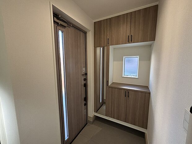 【☆Entrance☆ お家に出会う人々を迎える玄関だからこそ】☆Entrance☆
お家に出会う人々を迎える玄関だからこそ、広々清潔感あふれる空間にしたいものです。採光・通風にも配慮された設計で毎日明るい空間をキープします♪