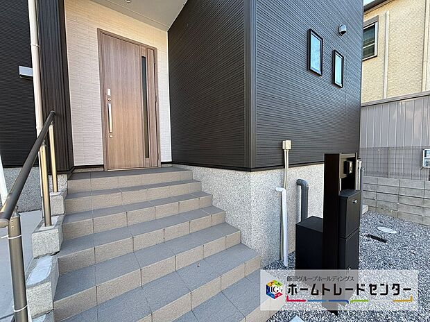 【現地外観写真】☆物件の陽当りや通風・仕様設備やお部屋の大きさの比較、近隣・周辺環境や街並みなど、資料には掲載していない情報が現地にはたくさんあります。ぜひ、建物だけでなく周辺環境もご確認ください！