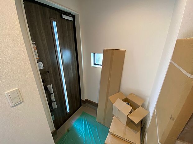 【☆Entrance☆ 】☆Entrance☆
お家に出会う人々を迎える玄関だからこそ、広々清潔感あふれる空間にしたいものです。採光・通風にも配慮された設計で毎日明るい空間をキープします♪