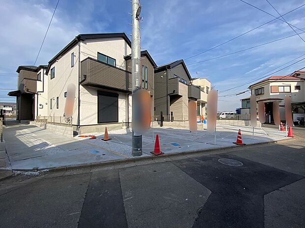 【前面道路含む現地写真】☆物件の陽当りや通風・仕様設備やお部屋の大きさの比較、近隣・周辺環境や街並みなど、資料には掲載していない情報が現地にはたくさんあります。ぜひ、建物だけでなく周辺環境もご確認ください！