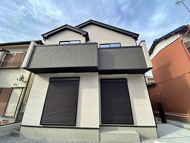 【現地外観写真】☆何万回もの『ただいま』を聞くことになるお家♪街に溶け合う美しい景観を生みだせるシンプルシックでおしゃれな外観と住み心地を考え貫いた設計！「ゆとりある落ち着いた暮らし」を叶えます♪

