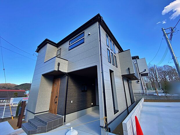 【現地外観写真】☆物件の陽当りや通風・仕様設備やお部屋の大きさの比較、近隣・周辺環境や街並みなど、資料には掲載していない情報が現地にはたくさんあります。ぜひ、建物だけでなく周辺環境もご確認ください！