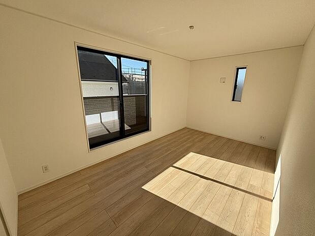 【☆Room☆ 】☆Room☆
2面採光を確保した明るい室内は、風通しも良く、大変居心地の良い空間となっております。爽やかな風を感じて起きる朝は、快適生活の始まりに!